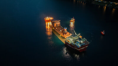 Spectacular arrival of the "REM Pioneer" hull to Norway